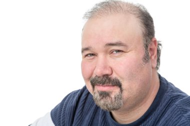 yakın çekim gülümseyen bir olgun adam portresi