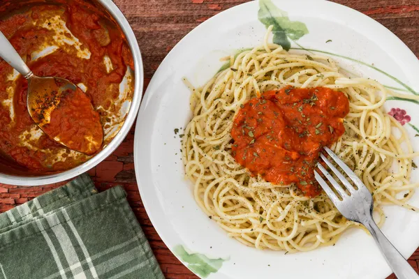 Подготовка спагетти с соусом — стоковое фото
