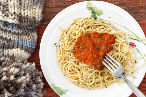 Тарелка спагетти и соус в зимней шляпе — стоковое фото