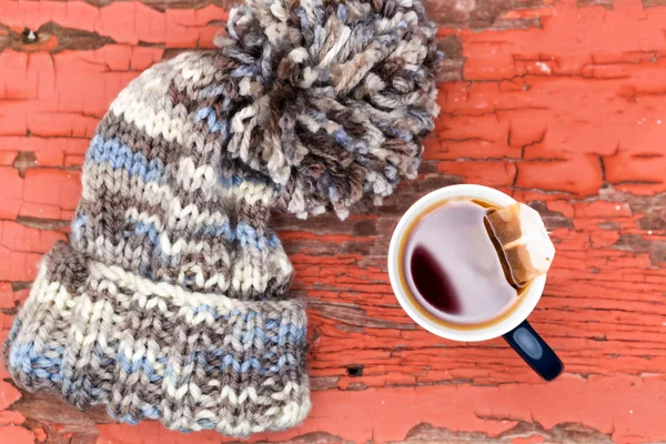 新鮮な熱いお茶を一杯と居心地の良い冬の帽子 — ストック写真