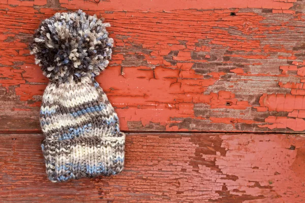 Lindo sombrero de invierno de lana caliente con un pompón grande — Foto de Stock