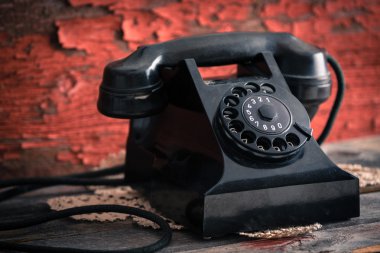 Klasik siyah çevirmeli çevirmeli telefon