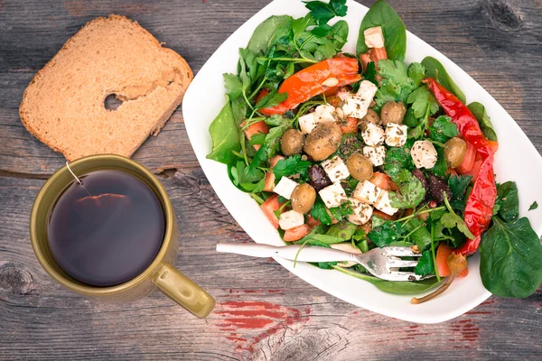 Étel, baby Spenót saláta, kenyér és tea — Stock Fotó