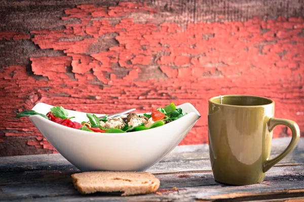Rustic lunch of spinach salad, tea and bread — Stock Photo, Image