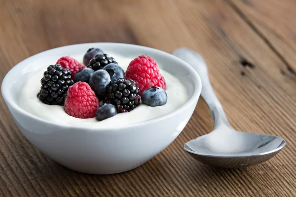 Bowl of fresh mixed berries and yogurt — Stock Photo, Image