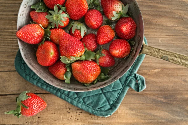 Bowl of freshly harvested ripe red strawberries — Stock Photo, Image