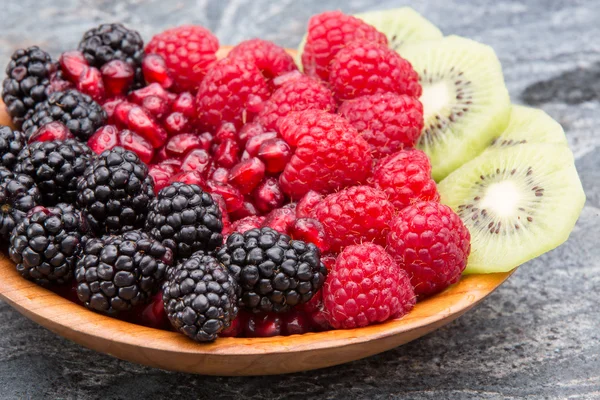 Schüssel mit frischen exotischen tropischen Früchten — Stockfoto