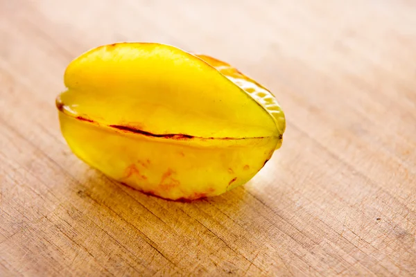 Ripe yellow carambola or star fruit — Stock Photo, Image