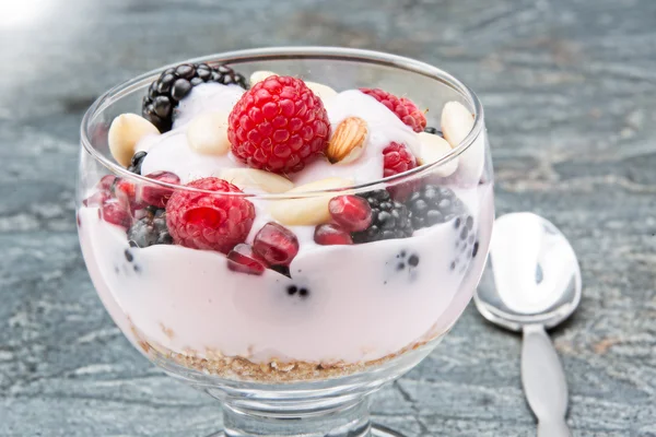 Glass of creamy rich berry parfait with almonds — Stock Photo, Image