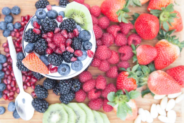 Frutta fresca nutriente sana su un tavolo di legno — Foto Stock