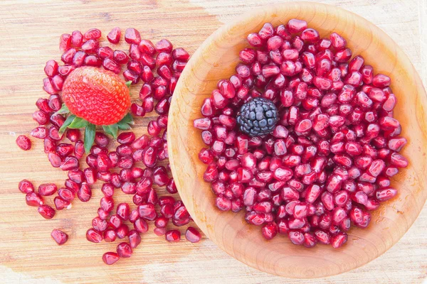 Fresh ripe juicy red pomegranate seeds — Stock Photo, Image