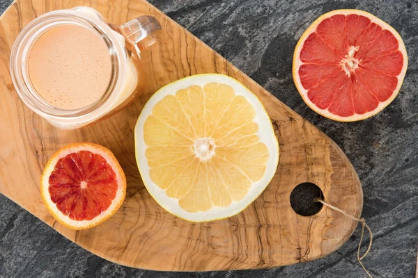 Jugo de pomelo recién preparado —  Fotos de Stock