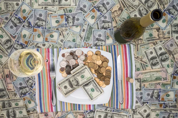 欲と浪費を介してお金を食べる — ストック写真