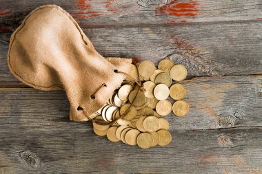İpli çanta dışarı dökülmesini dolarlık jeton