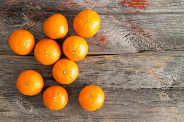 rustik ahşap bir masa üzerinde sulu taze clementines