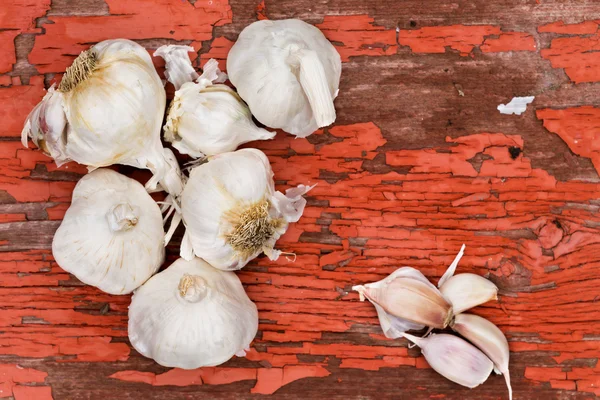 Bulbs and cloves of fresh uncooked garlic — Stock Photo, Image