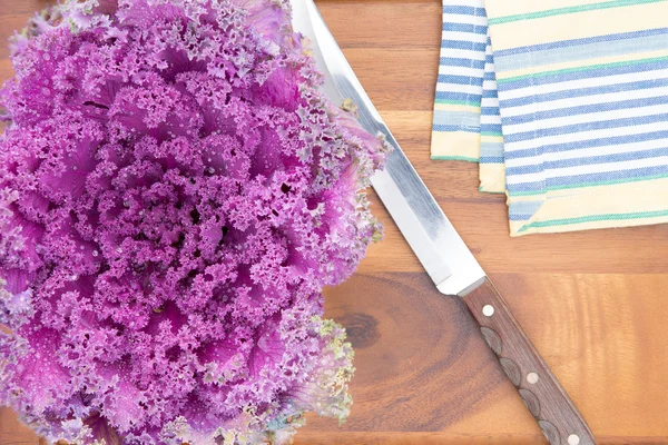 Preparing purple kale for cooking — Stock Photo, Image