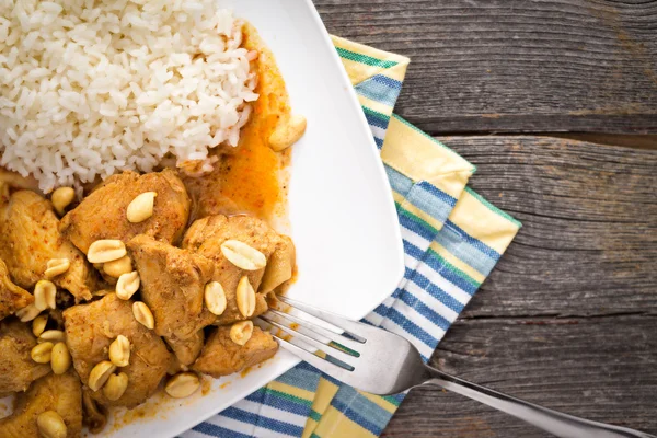 Alimenti a base di pollo, riso, curry e arachidi — Foto Stock