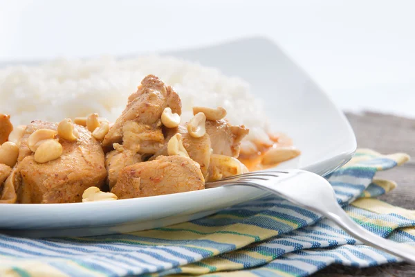 Teller mit gewürfeltem Fleisch gebraten in Teig mit Erdnüssen — Stockfoto