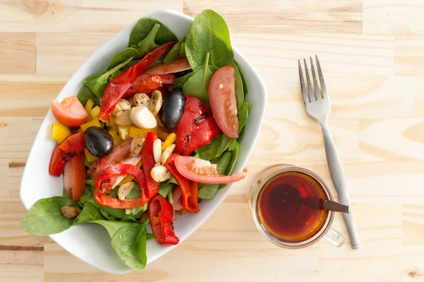 Baby spinach salad with olives, peppers and tomato — Stock Photo, Image