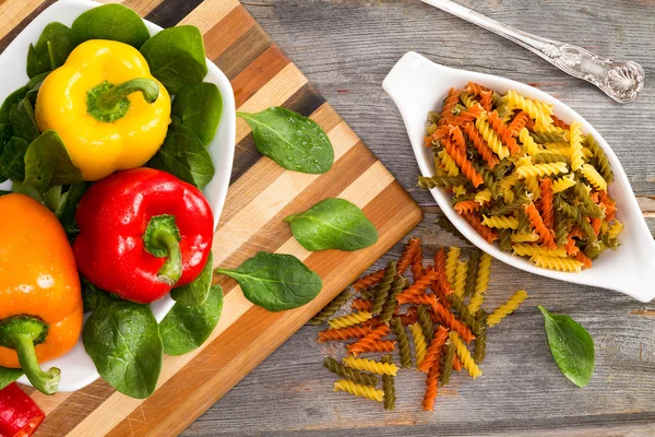 Zutaten für eine köstliche Fusilli-Pasta — Stockfoto