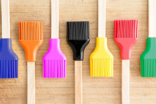 Fila de escovas de cozinha com cerdas coloridas — Fotografia de Stock