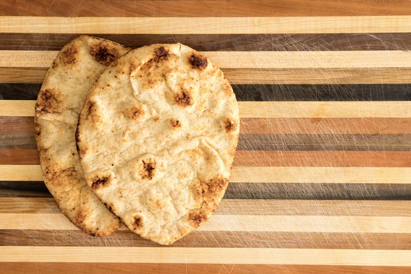 Crisp crosty naan pão chato de grão inteiro — Fotografia de Stock