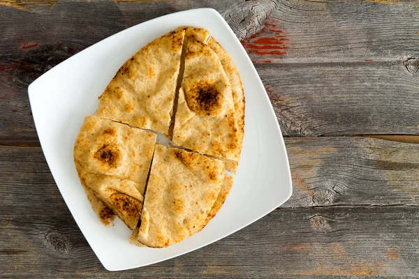 Naan pão assado em um tandoor tradicional — Fotografia de Stock