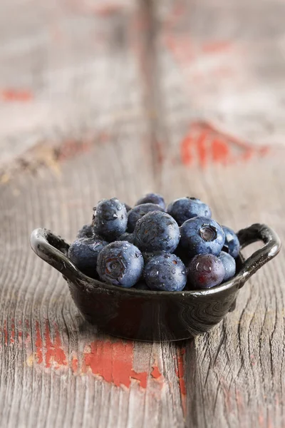 Bowl of fresh ripe autumn blueberries — Stock Photo, Image