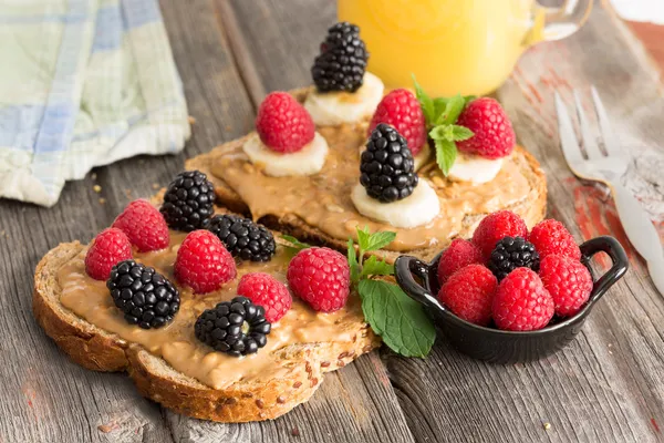 Peanut butter sandwiches topped with fresh berries — Stock Photo, Image