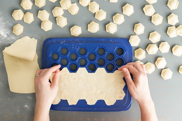 Frau Ravioli vorbereiten — Stockfoto