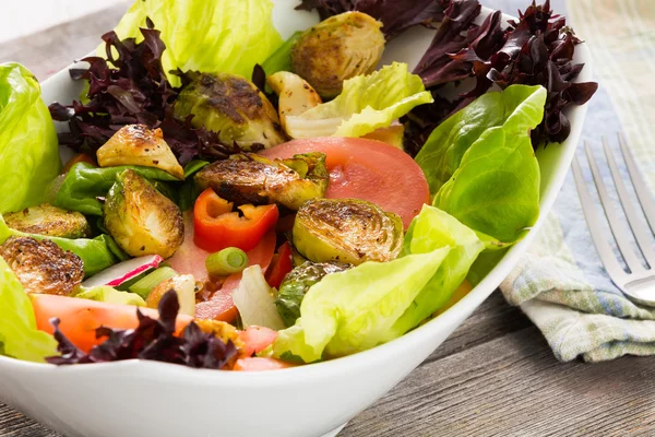 Bowl of mixed green salad with brussels sprouts — Stock Photo, Image