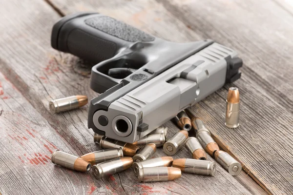 Olhando para o focinho de uma pistola — Fotografia de Stock