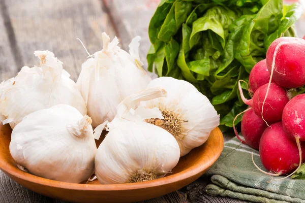 Frischer gesunder Knoblauch,. Radieschen und Salat — Stockfoto