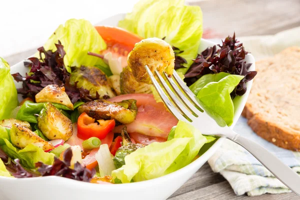 Njuta av en hälsosam vegetarisk måltid — Stockfoto