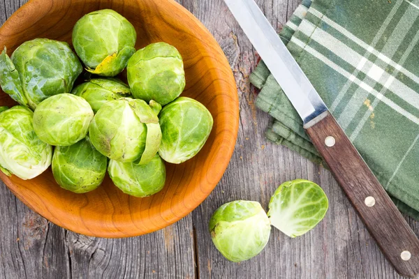 Preparazione di cavoletti di Bruxelles per il pasto serale — Foto Stock