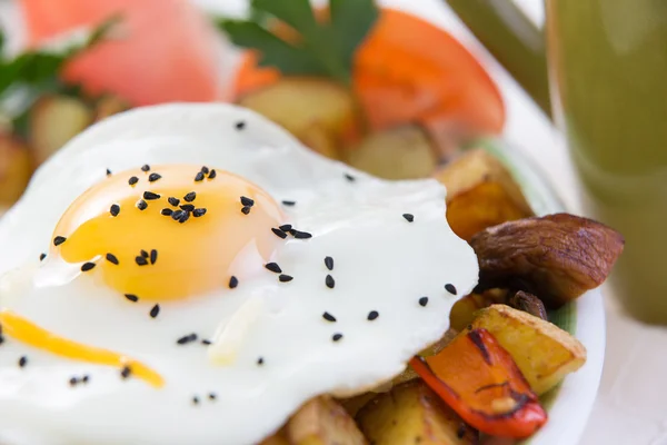 Wholesome meal of fried egg and vegetables — Stock Photo, Image