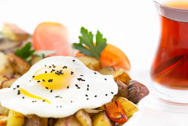 Sunny side up fried egg and vegetables — Stock Photo, Image