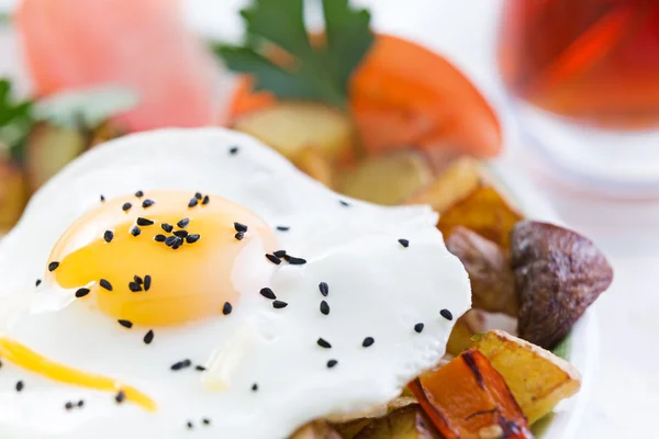 Nutritious fried egg and vegetables — Stock Photo, Image