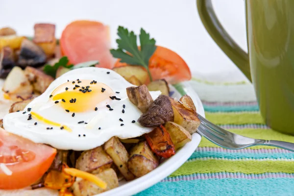 Tasty meal of a farm fresh fried egg and veggies — Stock Photo, Image