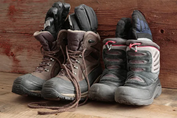 Adulto e crianças velhas botas de neve de inverno — Fotografia de Stock