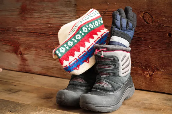 Botas de nieve para niños con gorra y guantes de invierno — Foto de Stock