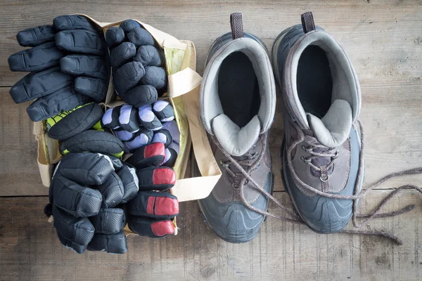 Snow boots and a bag of winter gloves and mittens — Stock Photo, Image