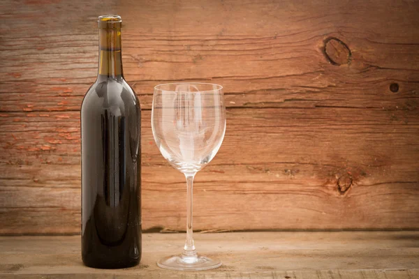 酒瓶和典雅的玻璃，在木板上 — 图库照片