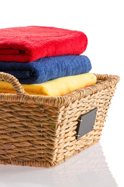 Świeże ręczniki w wiklinowym koszu — Zdjęcie stockowe