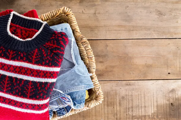 Panier en osier avec des vêtements d'hiver propres et frais — Photo