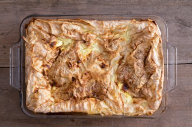 Fırından yeni çıkmış bir fırın tabağına Türk borek