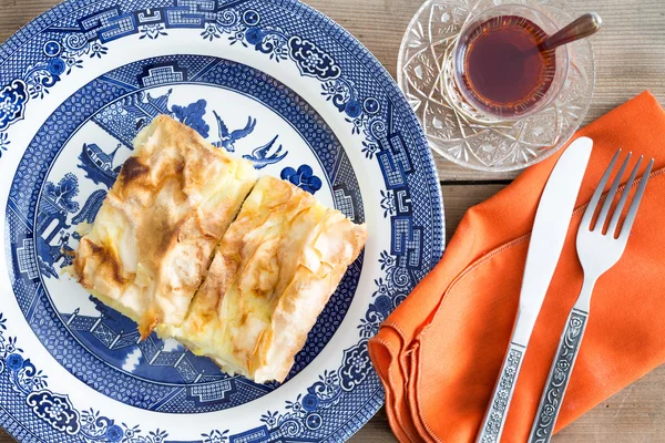 Verse zelfgemaakte Turkse borek geserveerd met thee — Stockfoto