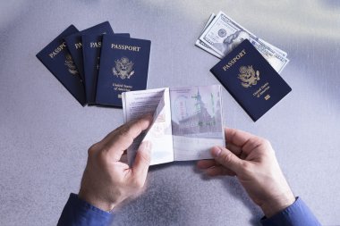 Gümrük veya kenarlık resmi bir pasaport kontrol