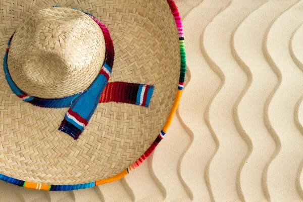 Słoma sombrero na złotej plaży faliste piasku — Zdjęcie stockowe